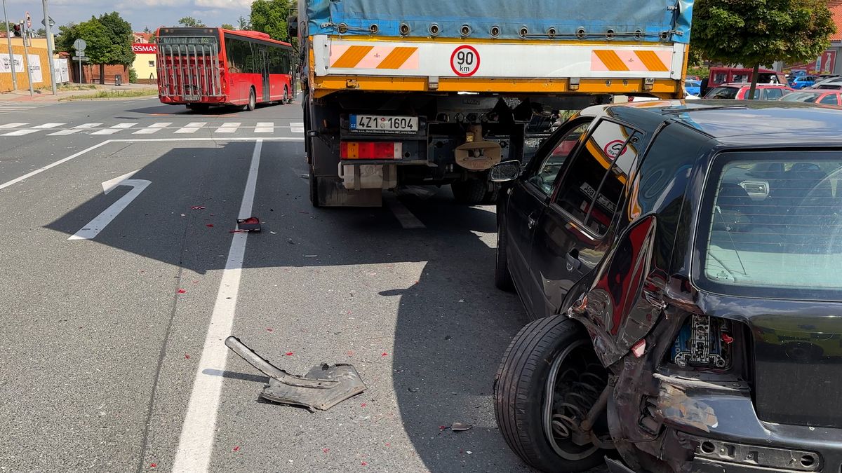 Hromadná nehoda u Prahy, autobus vrazil postupně do tří vozidel